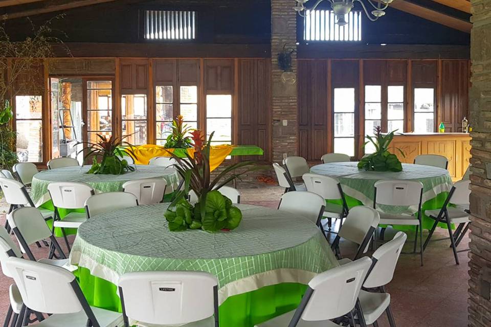 Mesas redondas con mantel blanco y verde