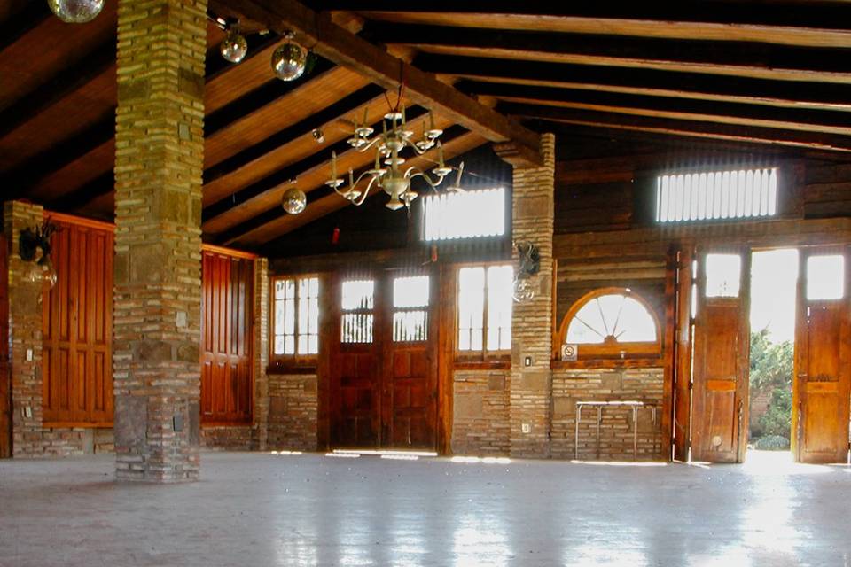 Interior del salón con techos de madera