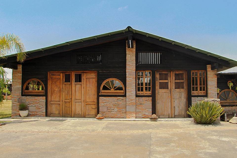 Casa con puertas de madera