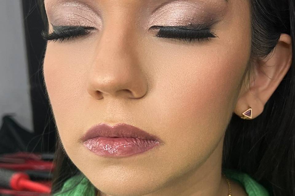 Maquillaje y peinado