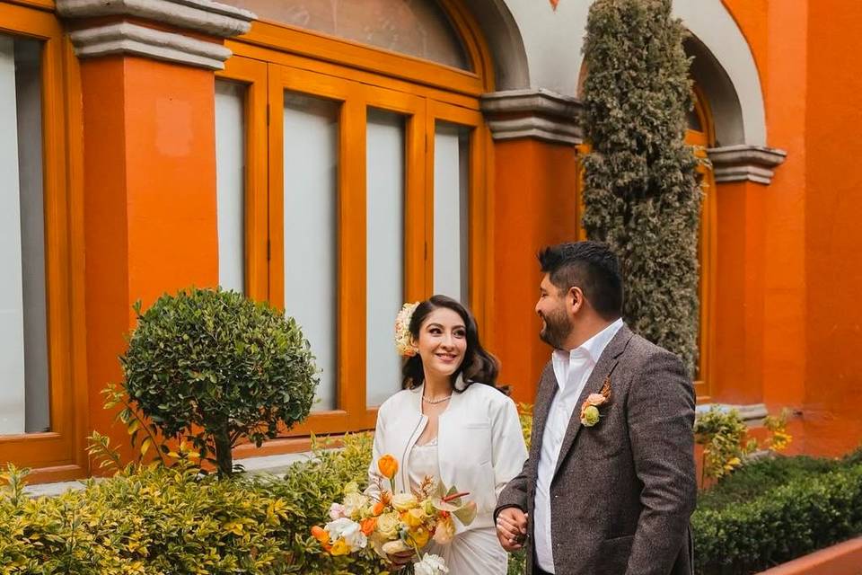 Novios caminando en el patio