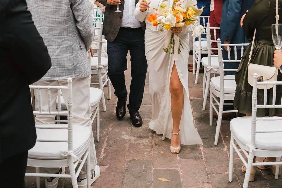 Novios caminando en el pasillo