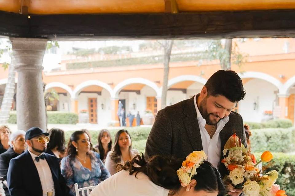 Novios firmando el acta de boda