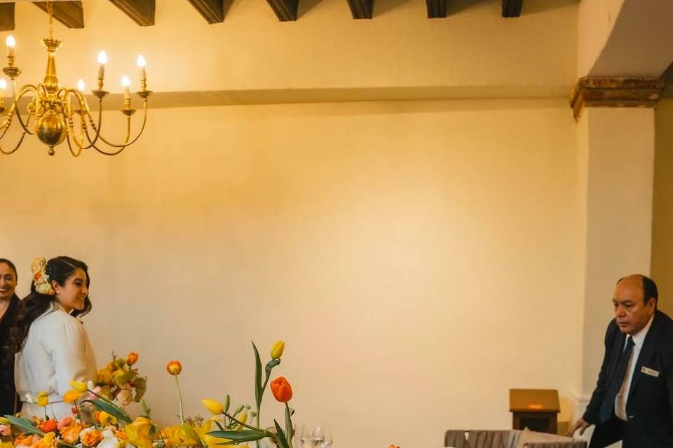 Arreglo floral en amarillo y naranja