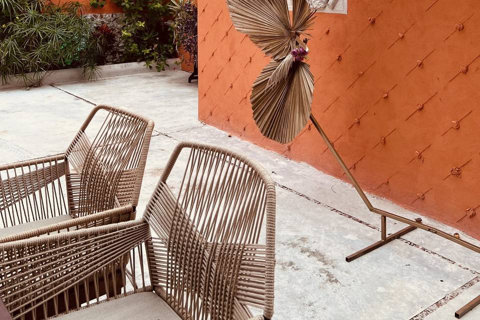 Patio con paredes naranjas