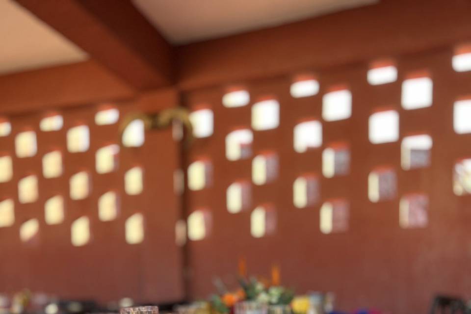 Mesa de madera en un mini salóm