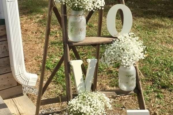 Decoración con flores y letras blancas