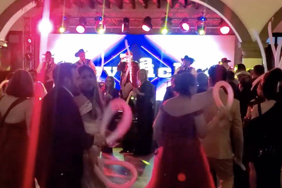 Sus invitados bailando