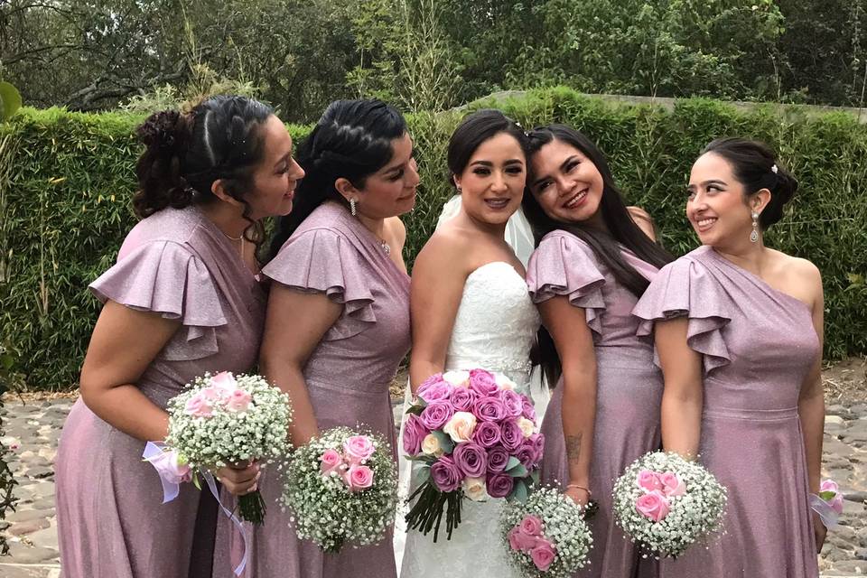 Novia hermosa y damas listas