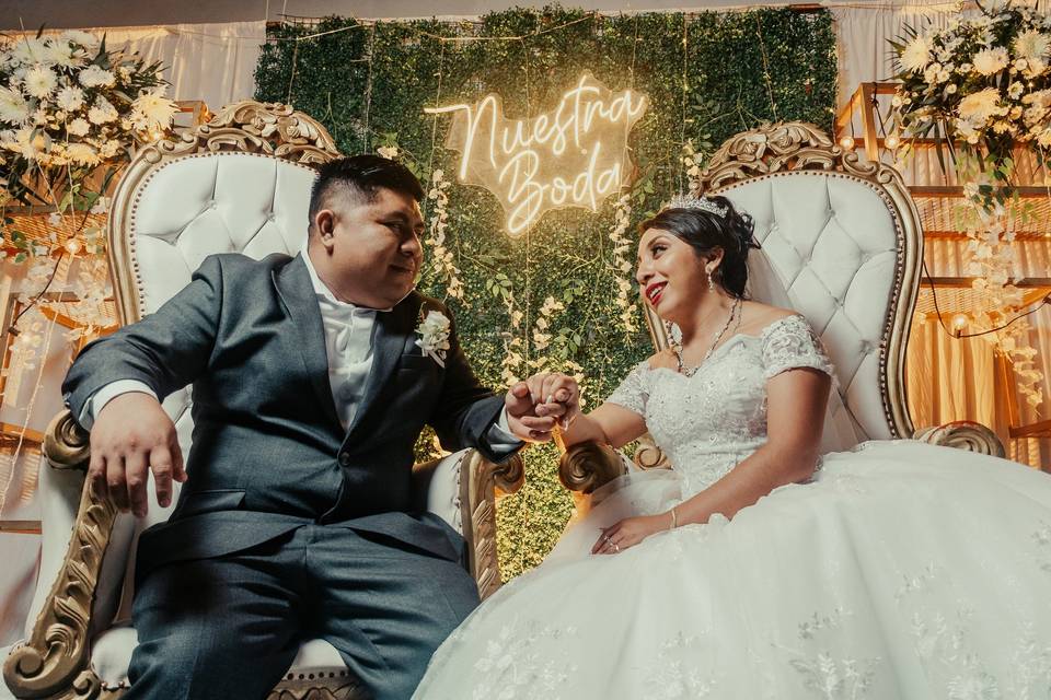 Recién casados sentados