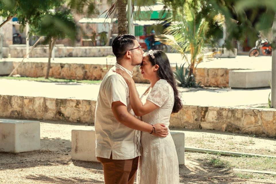 Novio dándole un beso en la frente a la novia