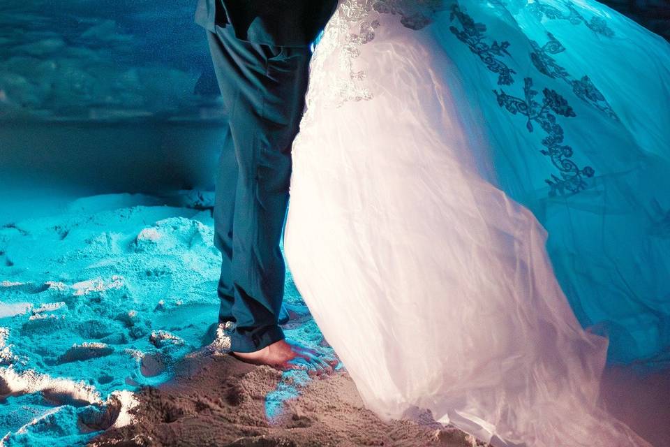 Novio agarrando por la cintura a la novia