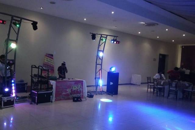 Sala con karaoke profesional y pantalla gigante - Picture of San