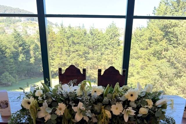 Mesa de novios blanca