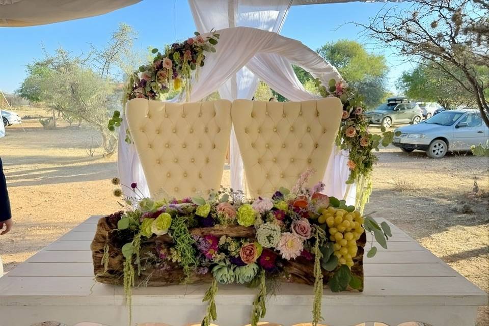 Mesa de novios con tronco