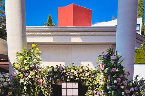 Entrada de novios con rosas