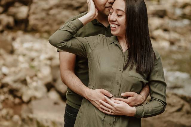 Pareja abrazándose en el bosque