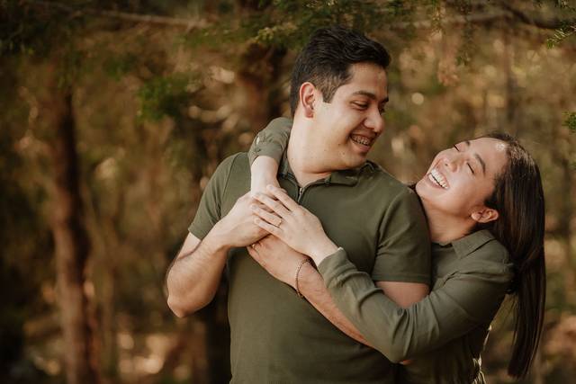 Pareja sonriendo y abrazándose