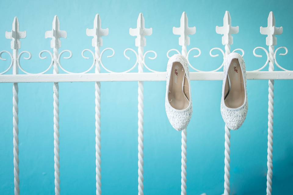Zapatillas colgadas en una reja
