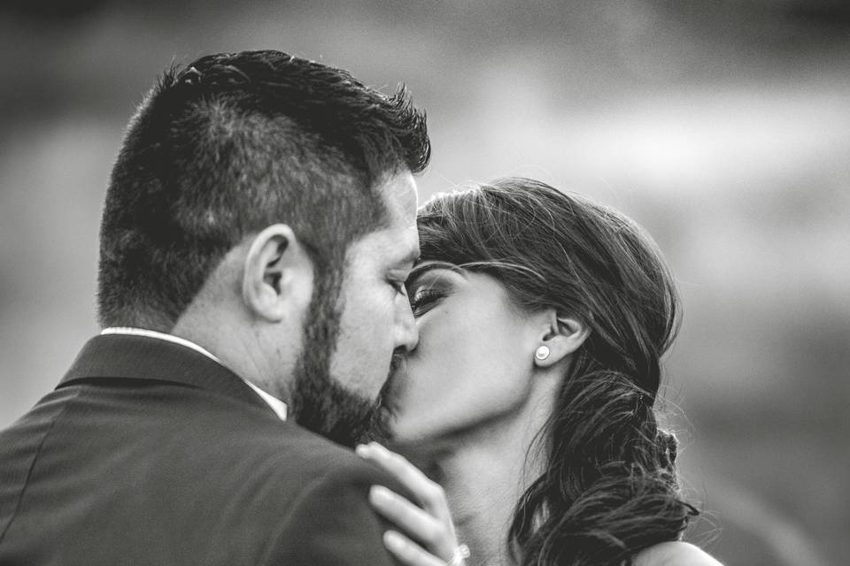 Novios besándose