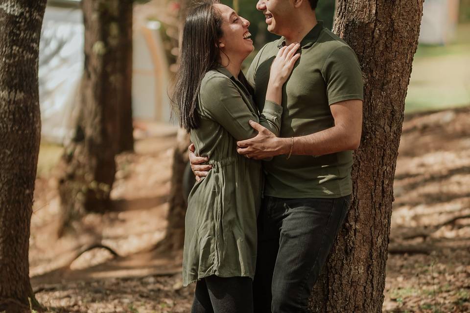 Pareja recargada en un árbol