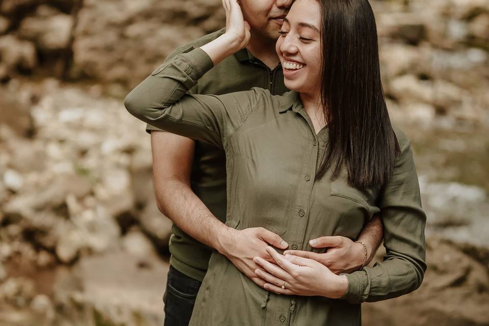 Pareja abrazándose en el bosque