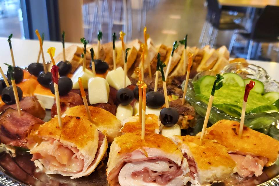 Rollo de carnes y canapé