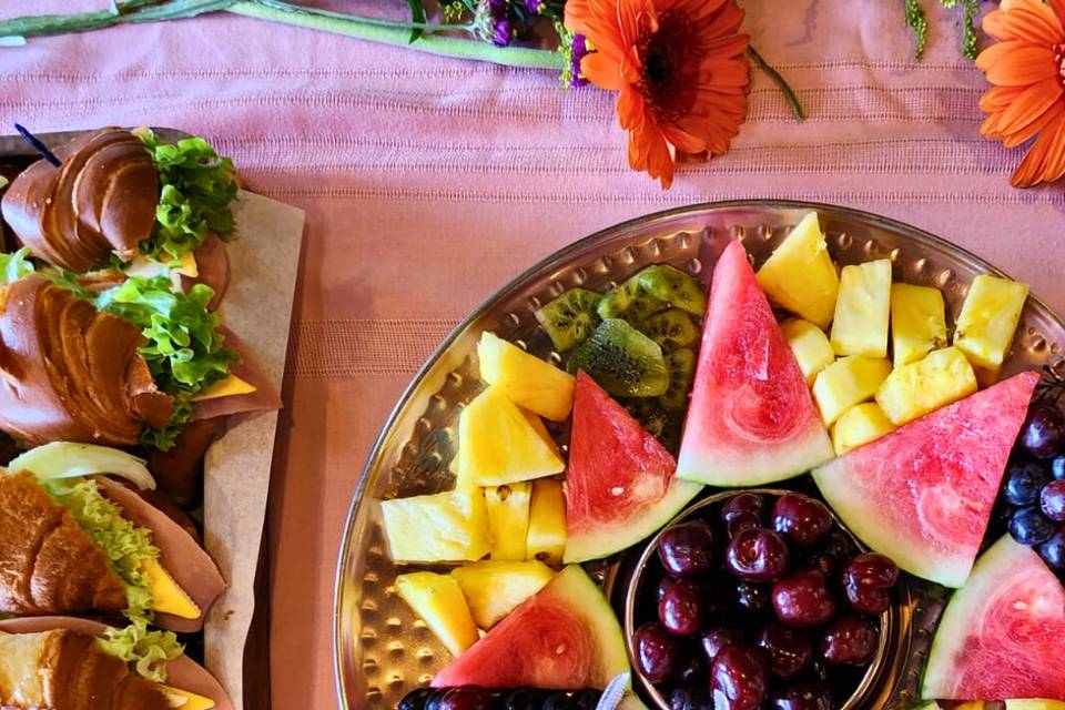 Mesa de frutas y bocadillos