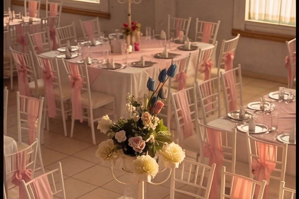Montaje de mesas elegantes para banquete en Salon Villaverde Chalco