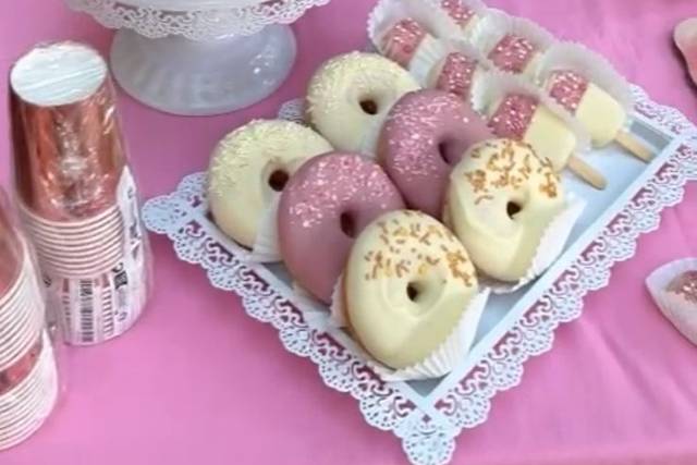 Mesa de postres con donas