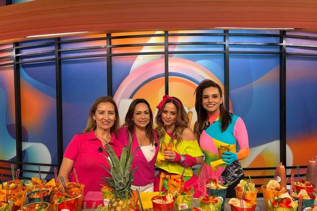 Vasitos de gomitas, cacahuates y fruta