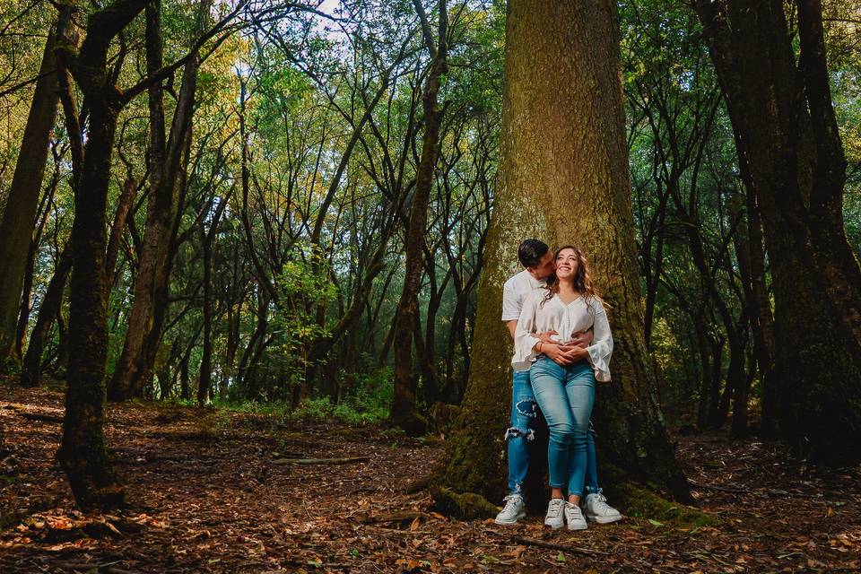 Pareja posando en un bosque