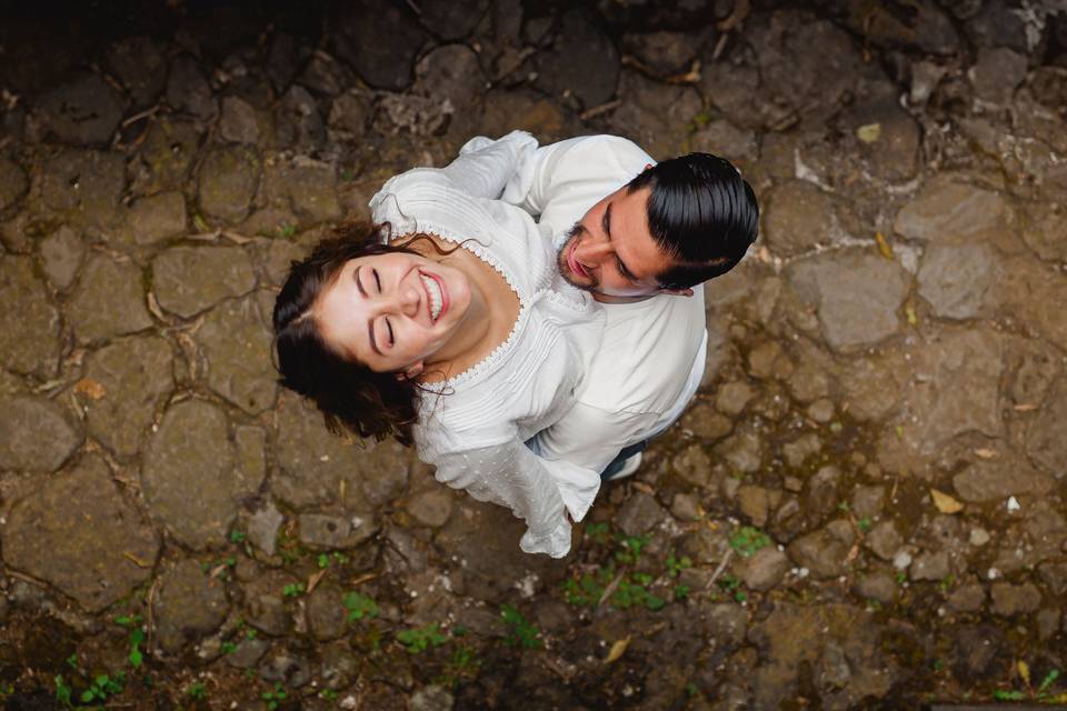 Novios sonriendo en un patio