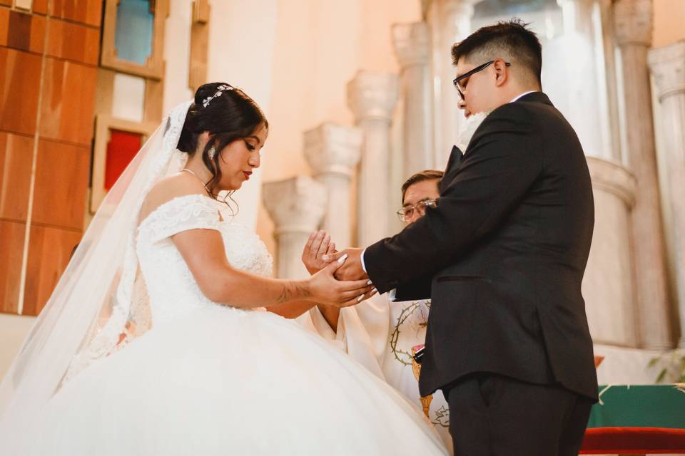 Novios recibiendo las arras