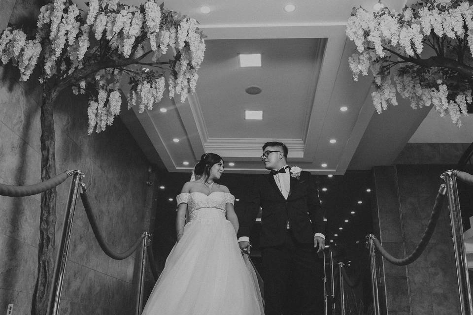 Novios caminando por el lobby