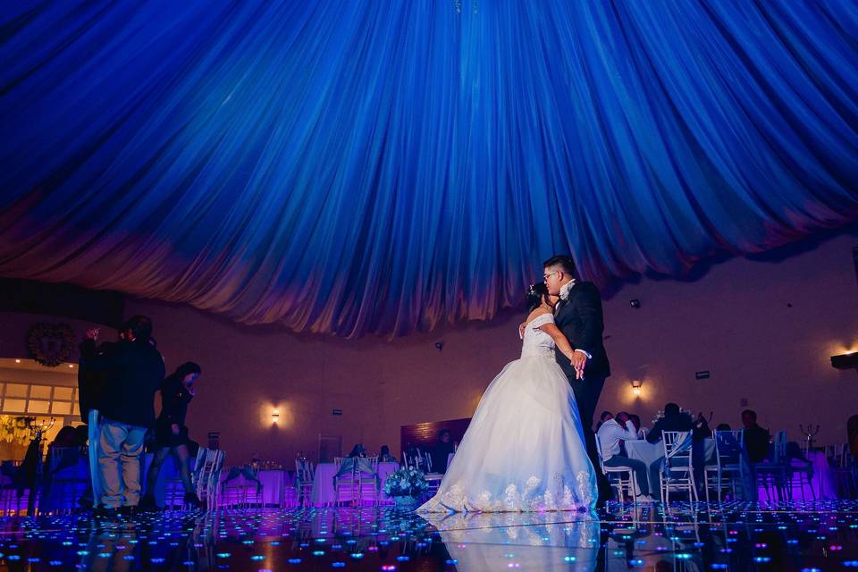 Novios bailando en medio de la pista led