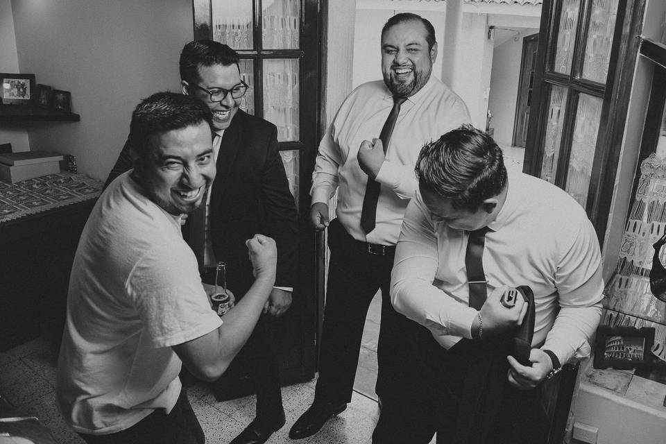 Novio con sus bestmen