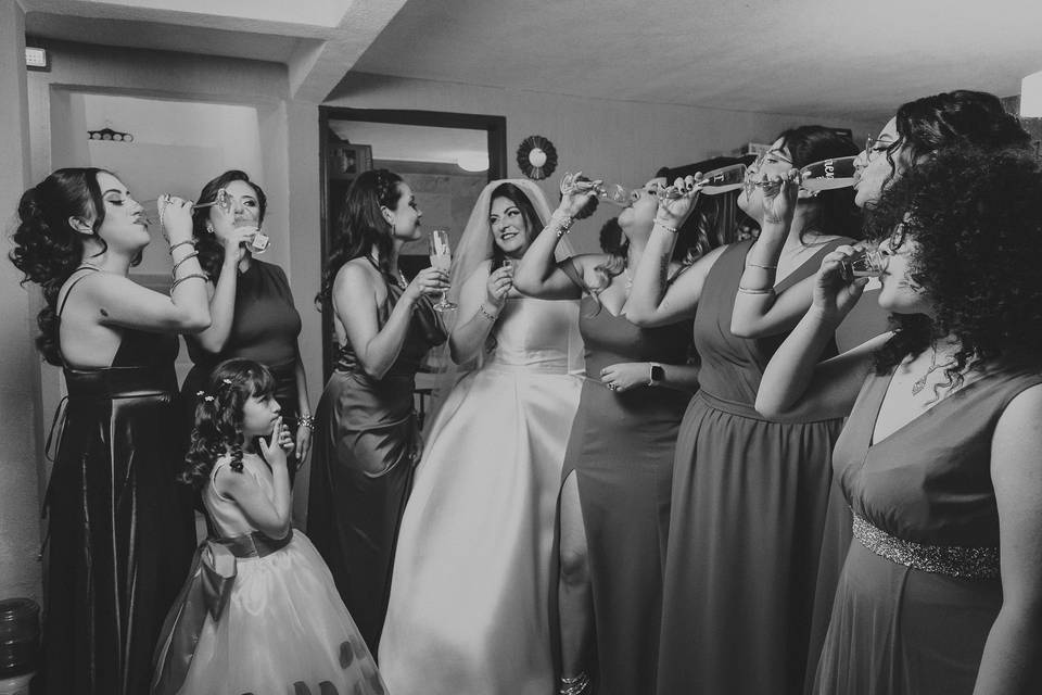 Novia brindando con sus damas de honor