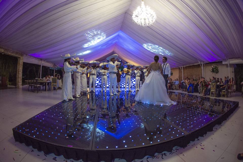 Baile de novios con mariachi