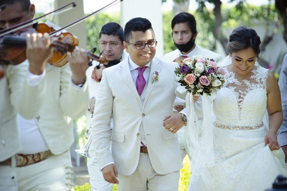 Entrada de novios con mariachi