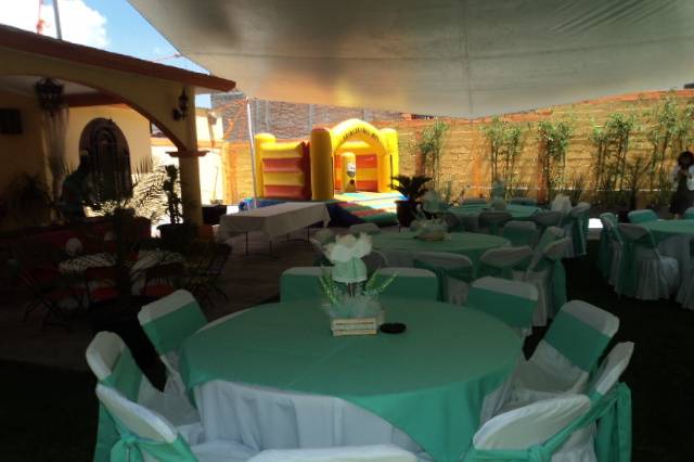 Mesa vestida sencilla