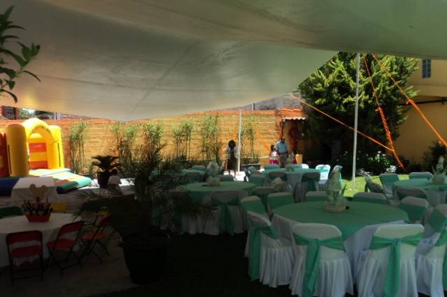 Mesas con y jardín