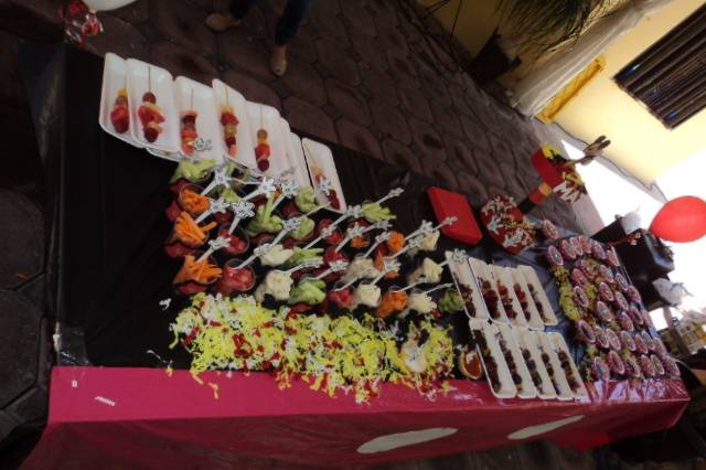 Mesa de frutas y dulce cencill