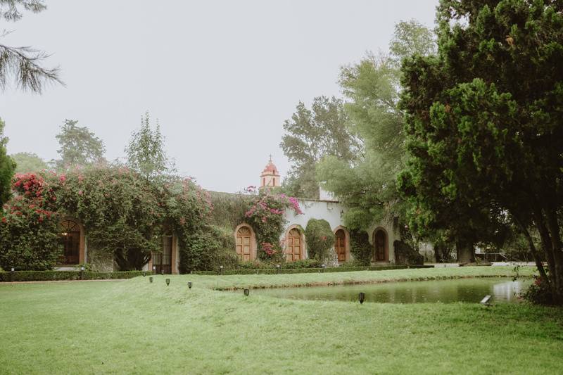 Lago con hacienda