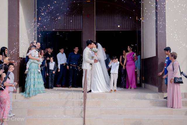 Novios besándose en la entrada