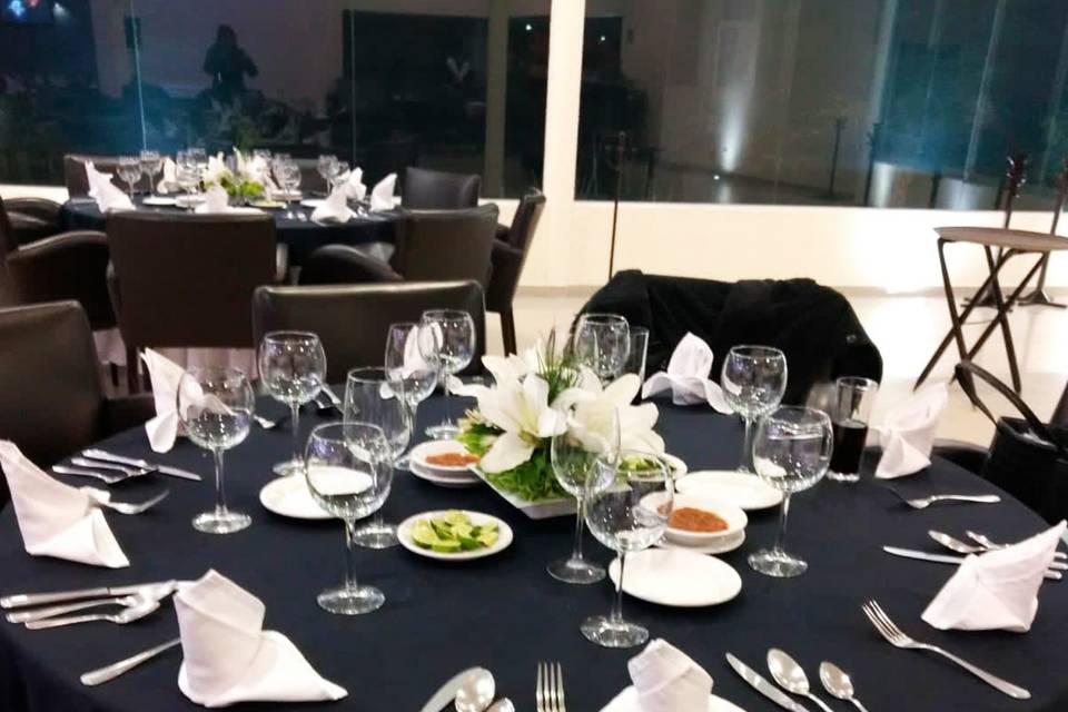 Mesa con mantel negro y blanco