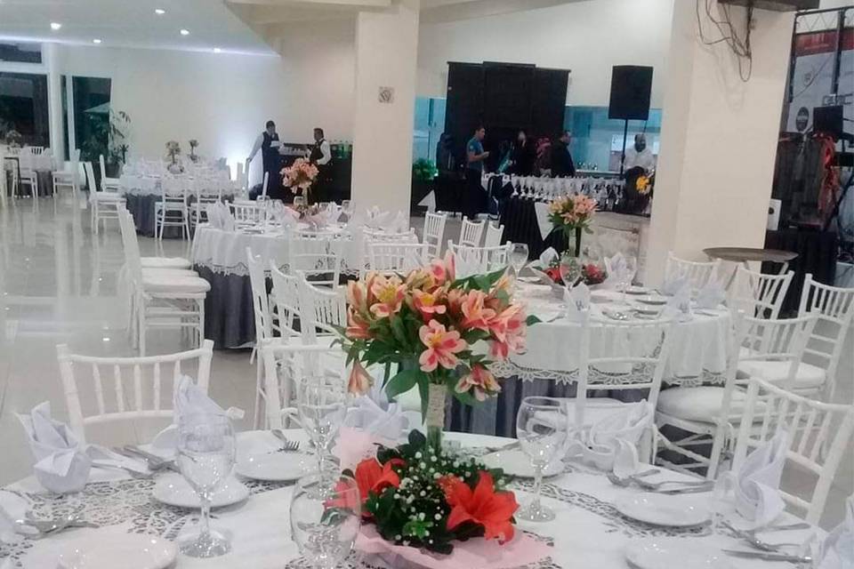 Mesa blanca y florero de colores