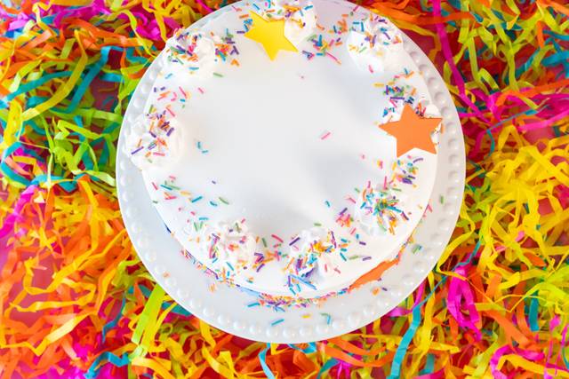 Pastel con chispas de colores