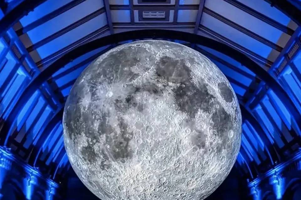Luna inflable gigante
