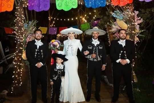 Novios vestidos de charros